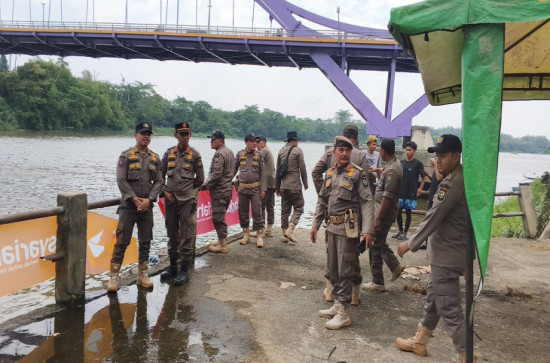 Satpol PP Kampar Lakukan Pengamanan Selama Pacu Sampan Tepian Sungai Kampar