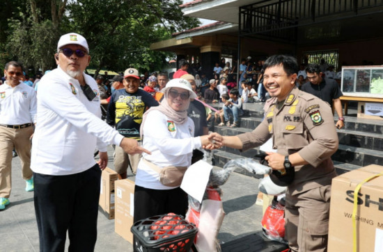 Personil Satpol PP Kampar Raih Hadiah Utama Jalan Santai