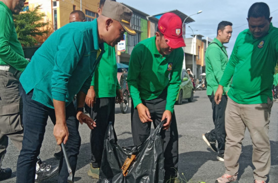 Semangat Gotong Royong Satpol PP pada Hari Lingkungan Hidup Sedunia