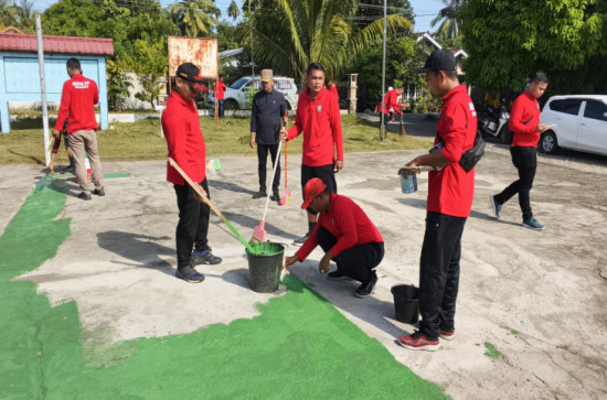 Gerakan Aksi Indonesia ASRI: Satpol PP Kampar Sulap Halaman Kantor Camat Menjadi Lebih Bersih