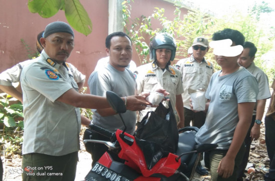 Banyak Laporan dari Masyarakat, Satpol PP Kampar Amankan Penjual Nasi Bungkus di Taman Kota
