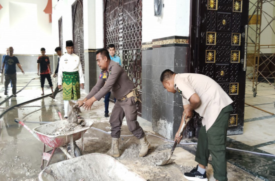 Bersama Bupati Kampar, Plt. Kasatpol PP Zulfikar Hadir Gotong Royong Bersihkan Islamic Center