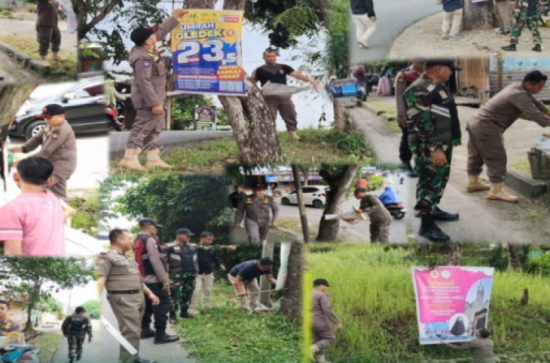 Satpol PP Kampar Bersihkan Banner yang Terpasang di Ruas Jalan Bangkinang Kota
