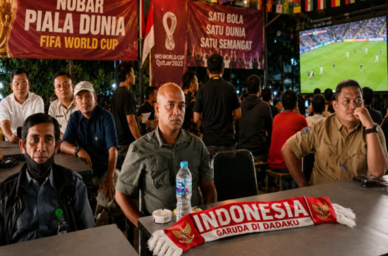 Satpol PP Hadirkan Suasana Kebersamaan Melalui Nobar Piala Dunia 2026